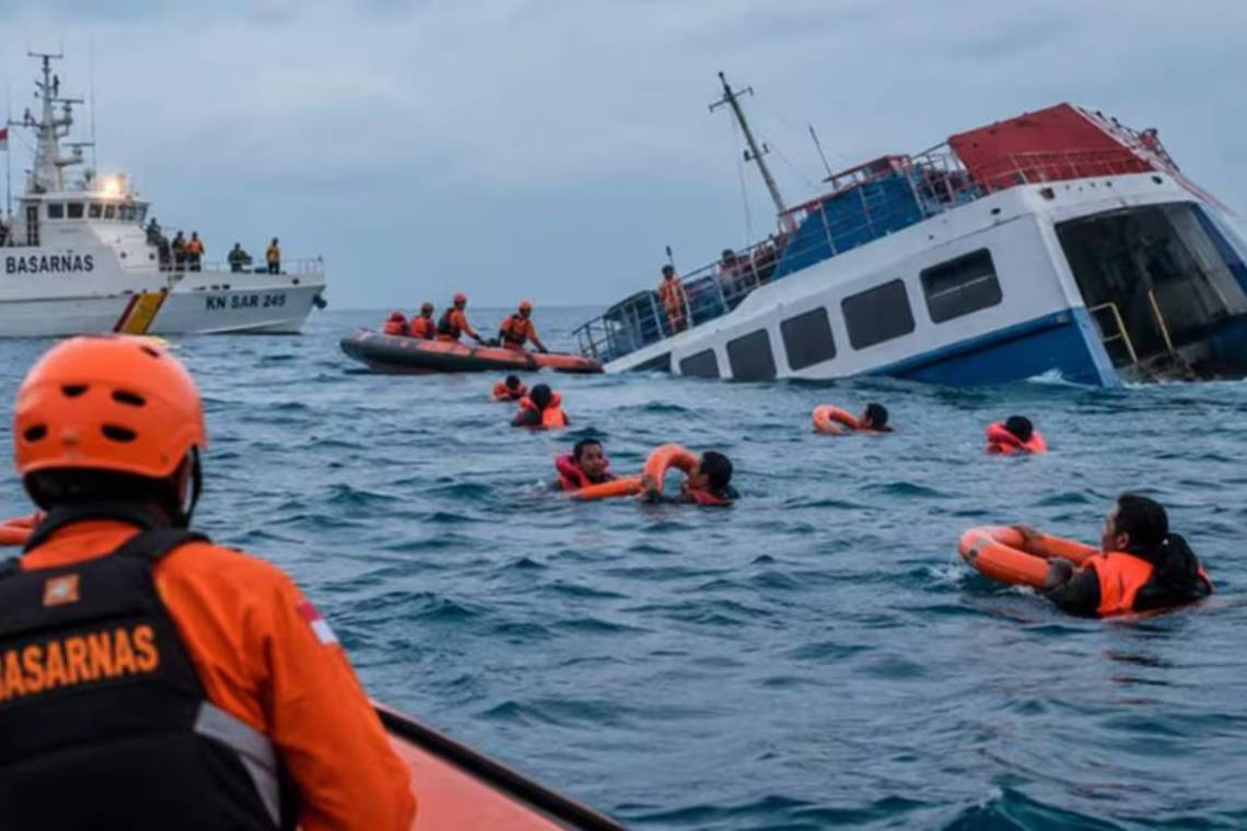 Desesperada búsqueda tras el naufragio de un buque en Indonesia: hay muertos y un centenar de desaparecidos