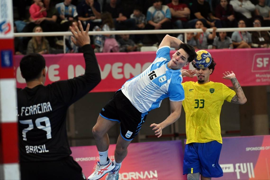 Triunfazo en handball: Los Gladiadores vencieron a Brasil y se quedaron con un duelo clave en los Suramericanos