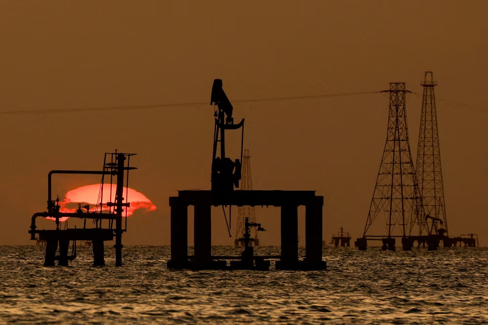 El petróleo sube tras el rechazo de Trump a la propuesta de Irán para reabrir Ormuz