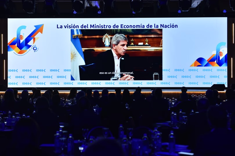 Caputo defendió el rumbo económico ante empresarios y pidió “confianza” de cara a 2027