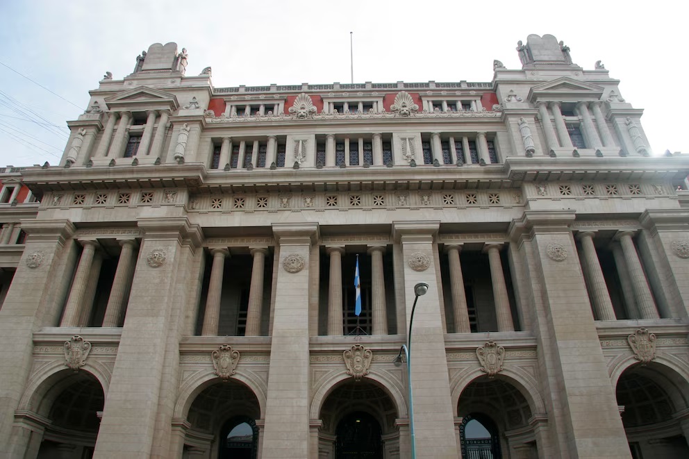 La Corte Suprema suspendió provisoriamente la derogación de la Ley de Tierras