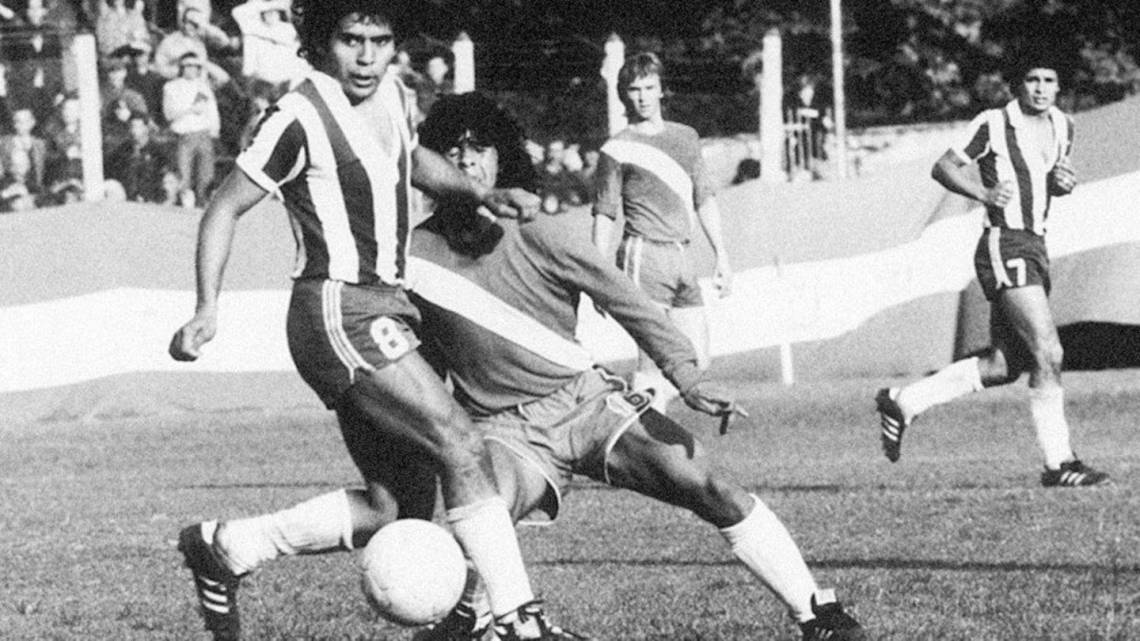 El primer caño de una leyenda: se cumplen 50 años del debut de Maradona