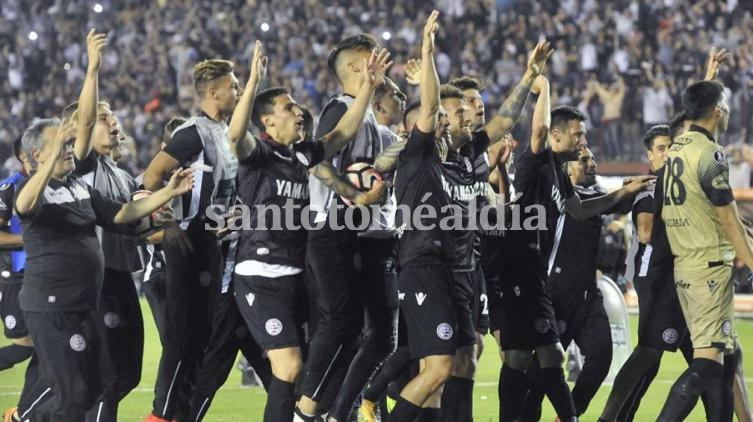 Todo Lanús festeja la clasificación a la final.