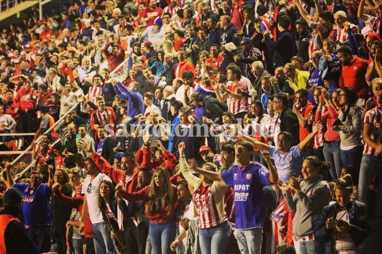 Los hinchas deliraron en las tribunas del 15 de Abril.