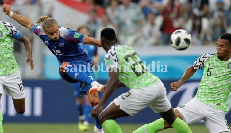 Nigeria le ganó 2-0 a Islandia y le dio una mano a Argentina.