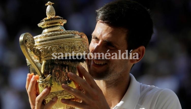 Djokovic celebra su victoria en Wimbledon.
