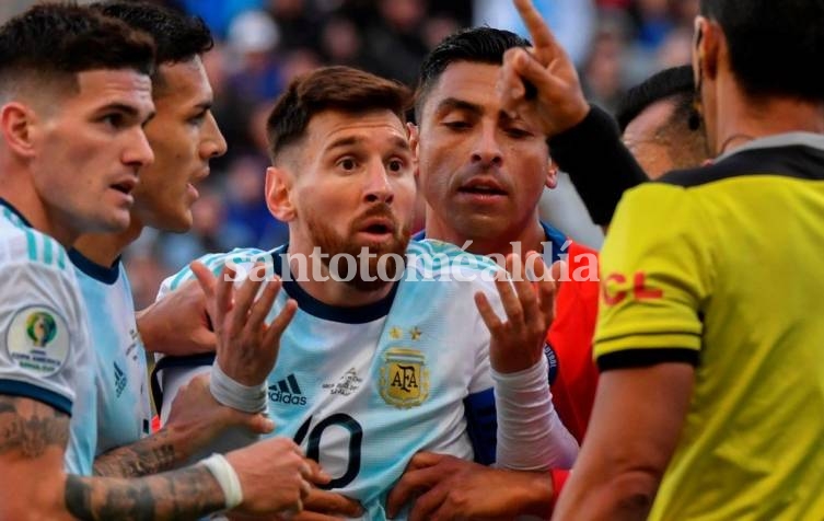 Una fecha de suspensión y multa para Messi por la expulsión 