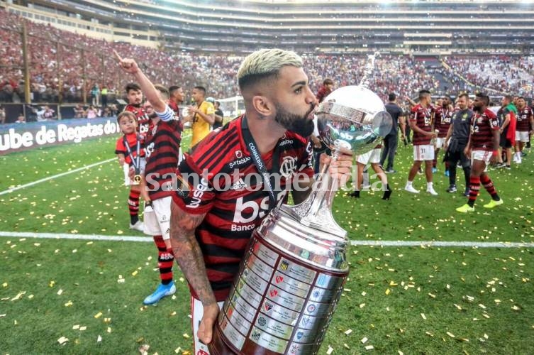 Flamengo le arrebató la Copa a River en el final