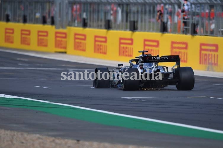 En un final inolvidable, Hamilton ganó en Gran Bretaña con un neumático destruido