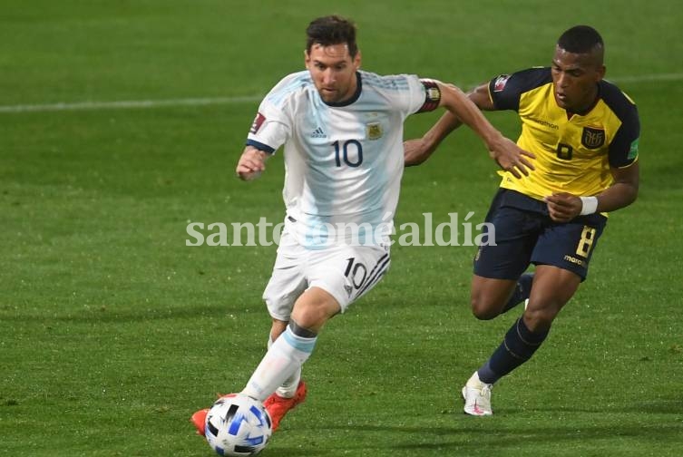 Argentina, con gol de Messi, derrotó a Ecuador en el debut