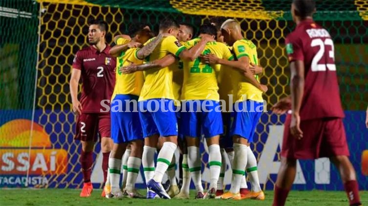 Un Brasil deslucido se impuso ante Venezuela y es el único líder