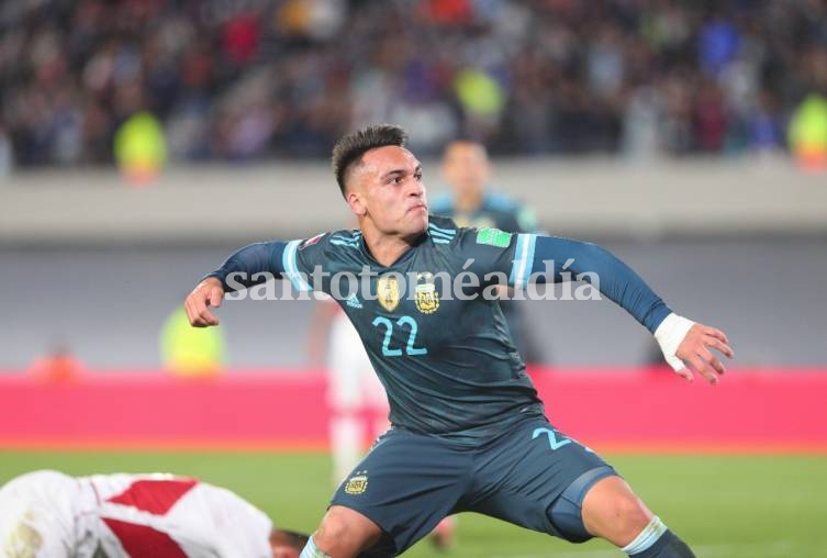 Argentina venció a Perú y está cada vez más cerca del Mundial