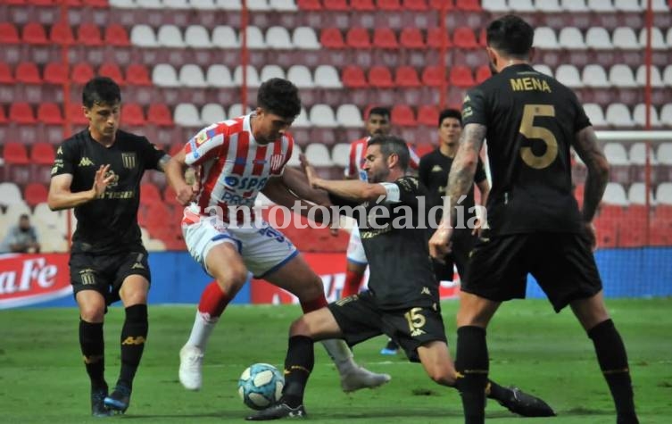 Unión recibe a Racing en un partido clave por la Sudamericana