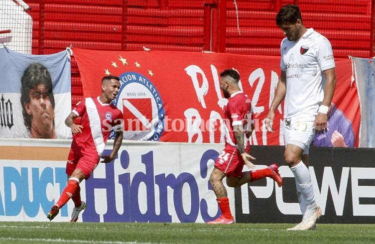 Colón cayó 3 a 1 en su visita a La Paternal