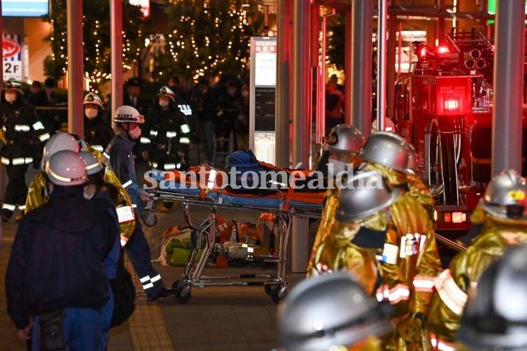 Japón: un hombre disfrazado de Joker apuñaló a varias personas en un tren