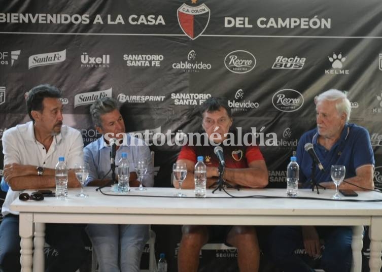 Colón presentó a Julio Falcioni 