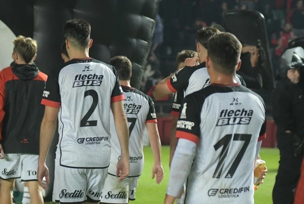 Colón no levanta cabeza: suma cinco derrotas consecutivas. (Crédito: Manuel Fabatía - El Litoral)