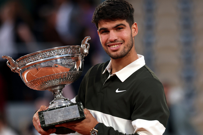 Carlos Alcaraz, trofeo en mano. (Crédito: EFE)