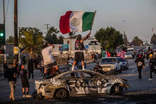 Manifestantes se enfrentaron a tropas de la Guardia Nacional en Los Ángeles.