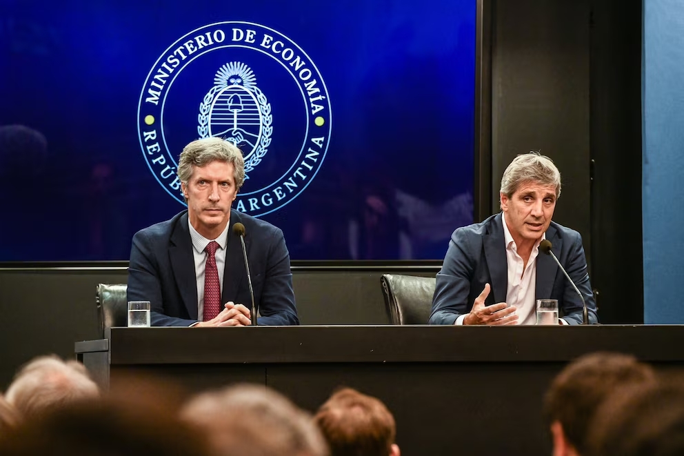 El presidente del Banco Central, Santiago Bausili, y el ministro de Economía, Luis Caputo.
