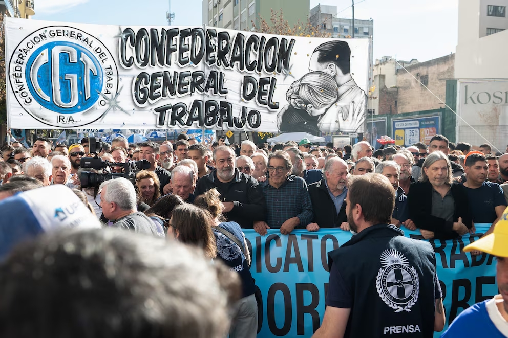 Aval a la CGT: la Cámara del Trabajo dejó sin efecto el decreto que declaraba esenciales 17 actividades.