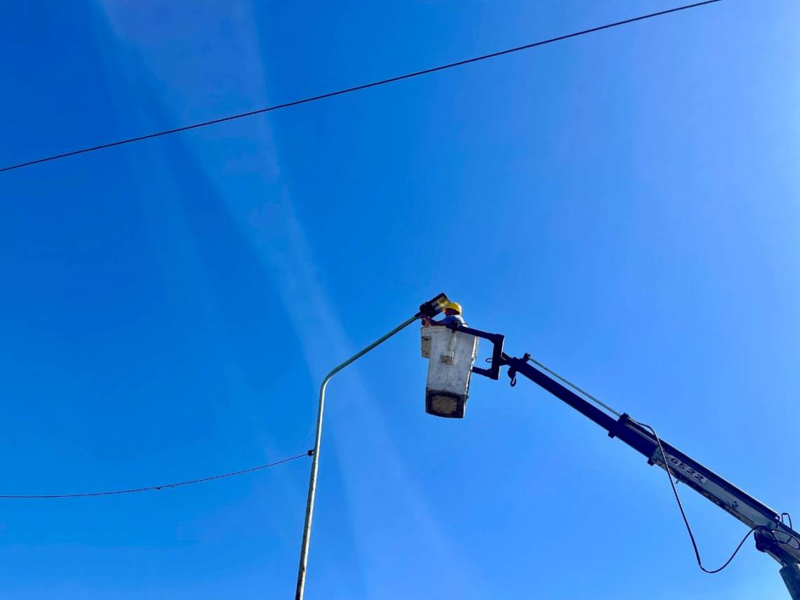 Barrio Sarmiento: instalan nuevas luminarias LED y columnas en ocho calles