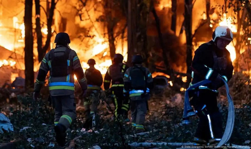 Bomberos trabajan en el control de un incendio causado por un ataque ruso en Kiev. (Crédito: Reuters)