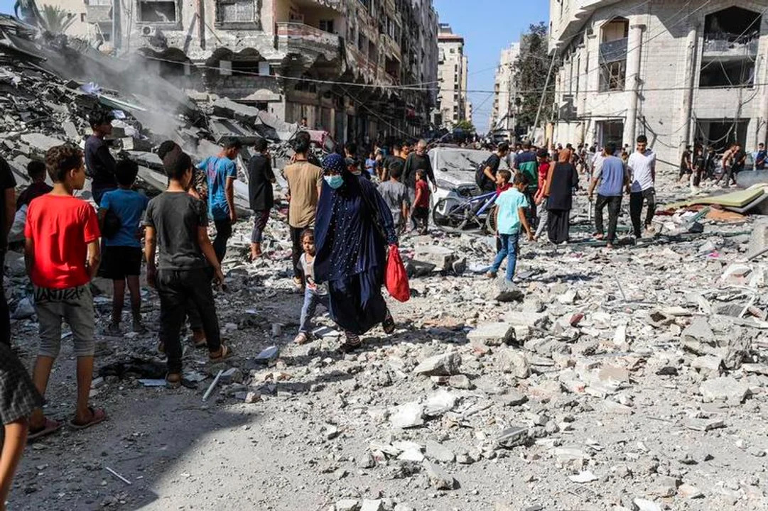 Israel ataca 130 objetivos en Gaza y mata al menos a 33 personas.