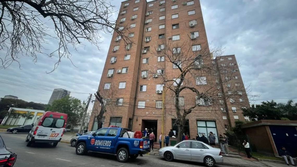 tres personas fueron halladas sin vida dentro de un departamento ubicado en Marcial Candioti al 2700. (Crédito: Aire Digital)