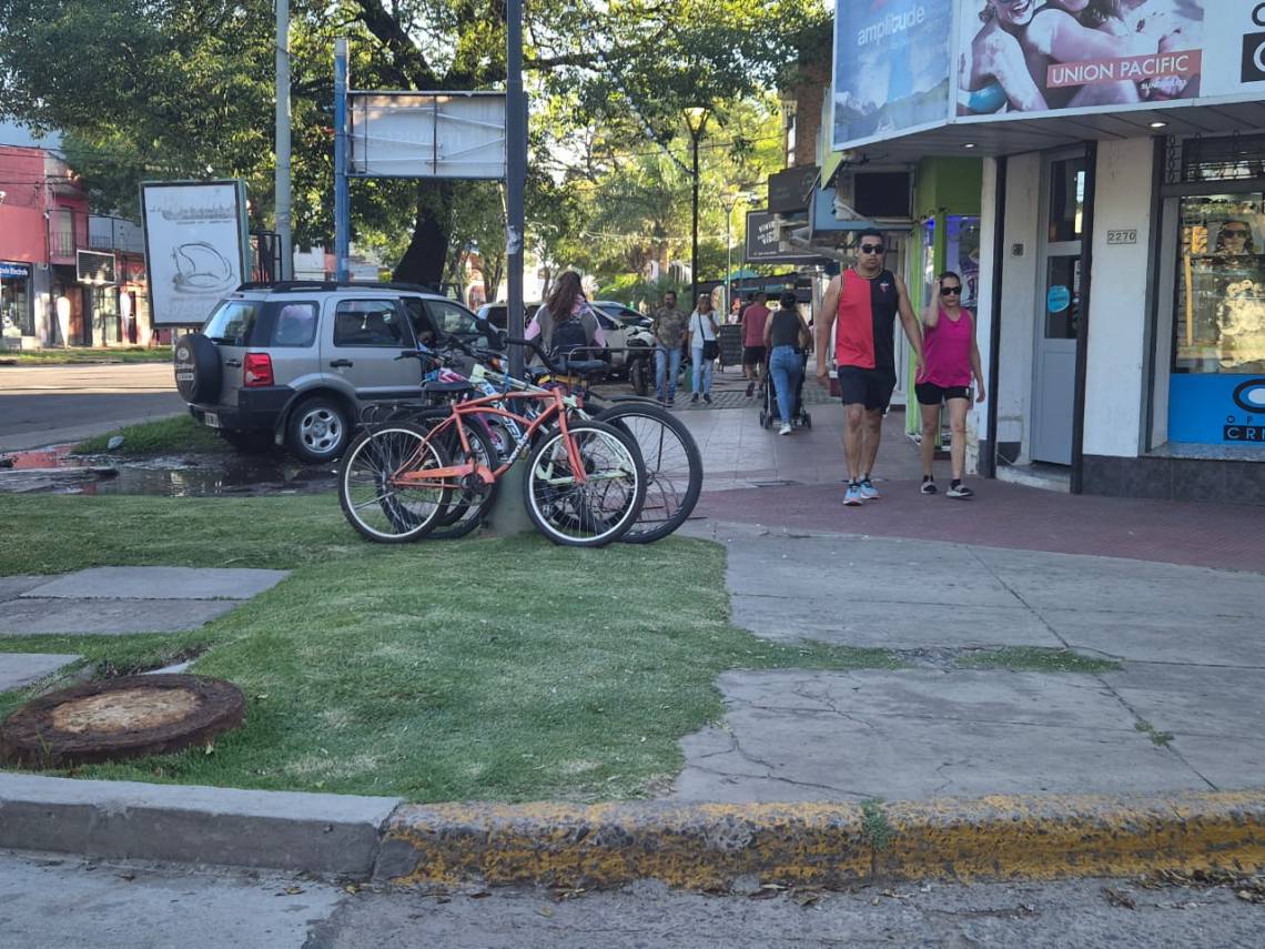 En Avenida Luján y Alvear, una ochava sin rampa accesible. (Foto: STD)