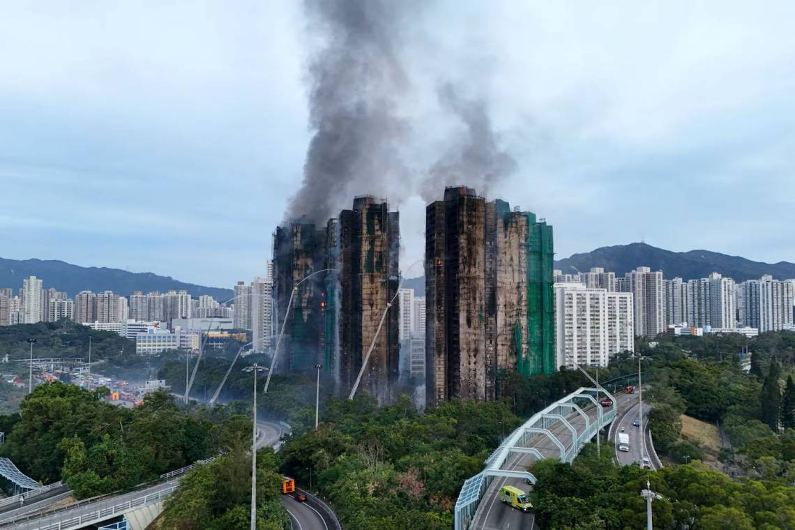 El fuego afectó siete torres del complejo. (Foto: Reuters/Tyrone Siu).
