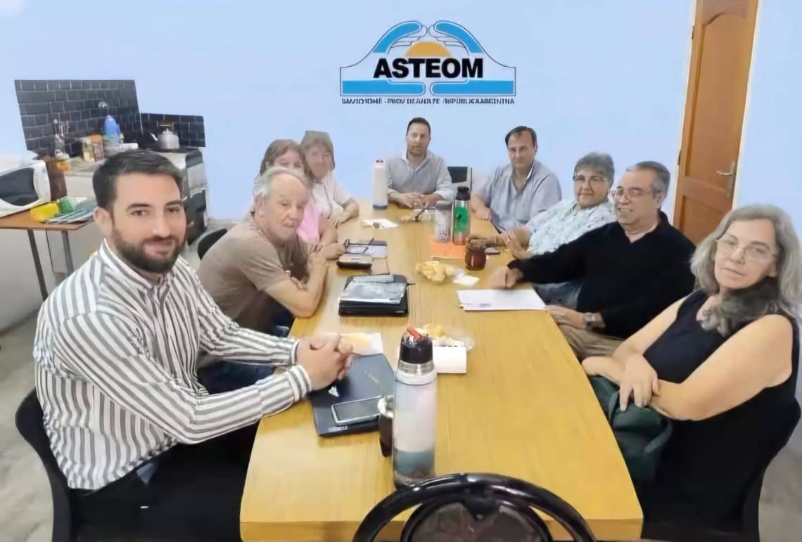 Referentes de los jubilados municipales de Santo Tomé junto a autoridades de ASTEOM, durante la reunión del viernes 28 de noviembre en la sede sindical.