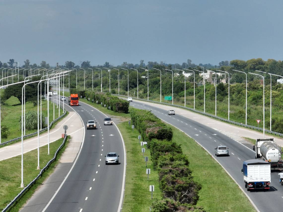 Tramo de la autopista que atraviesa el norte de la ciudad, en la zona del DUE 23, donde evalúan sumar un tercer carril. (Crédito: STD)