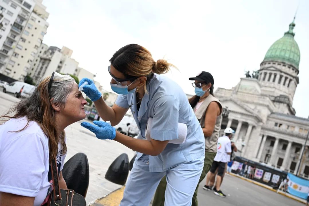 Una jubilada asistida por personal de salud. (Foto: Maxi Luna/NA)