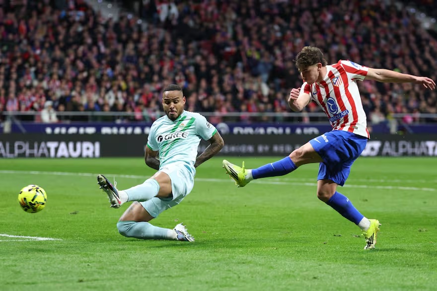 Julián Álvarez lleva 11 partidos sin convertir goles. (Foto: AFP)