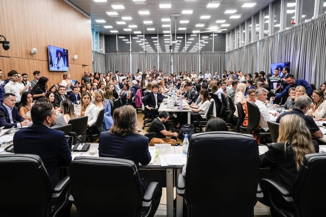 En un tenso plenario de comisiones, el oficialismo logró dictamen de mayoría para tratar el nuevo régimen penal juvenil. (Foto: NA)}
