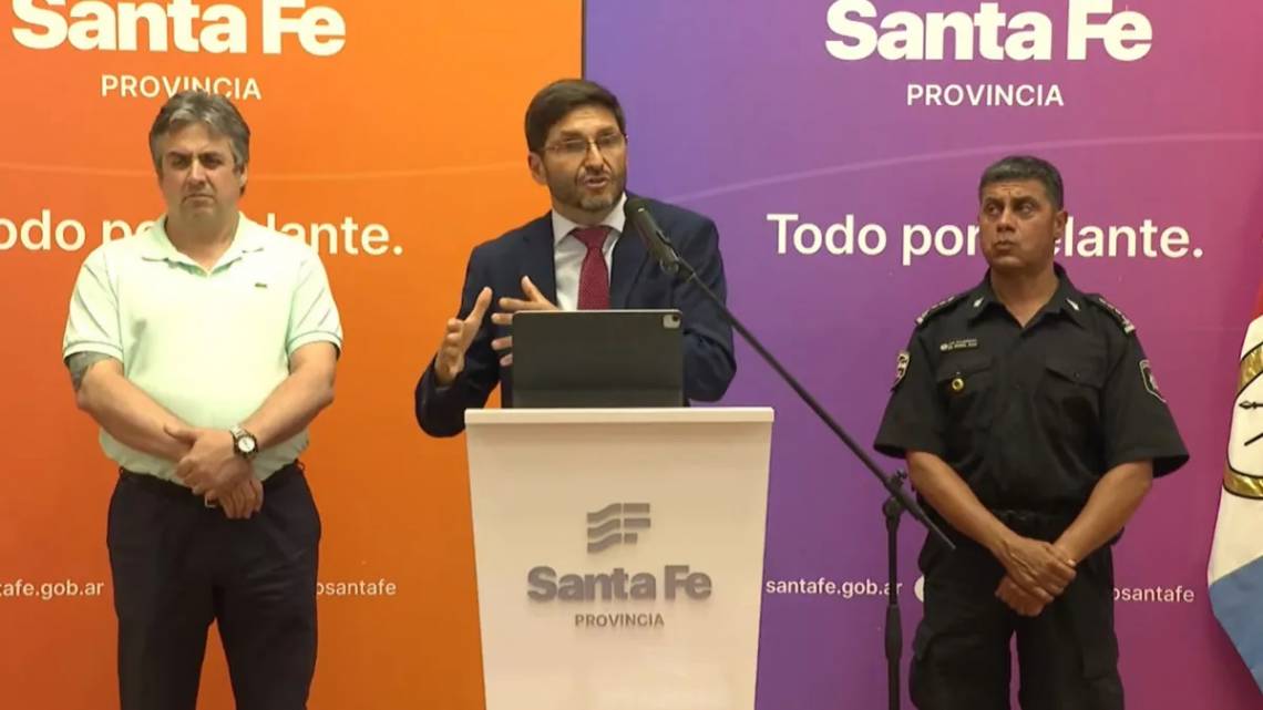 Pullaro anunció la firma del decreto que oficializa el aumento salarial a la Policía. 