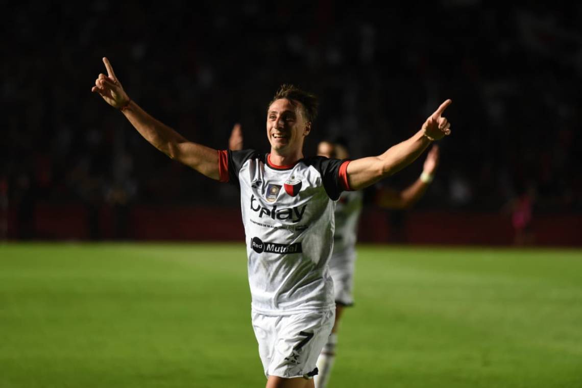 Julián Marcioni festeja el segundo gol del Sabalero. (Crédito: LT9)