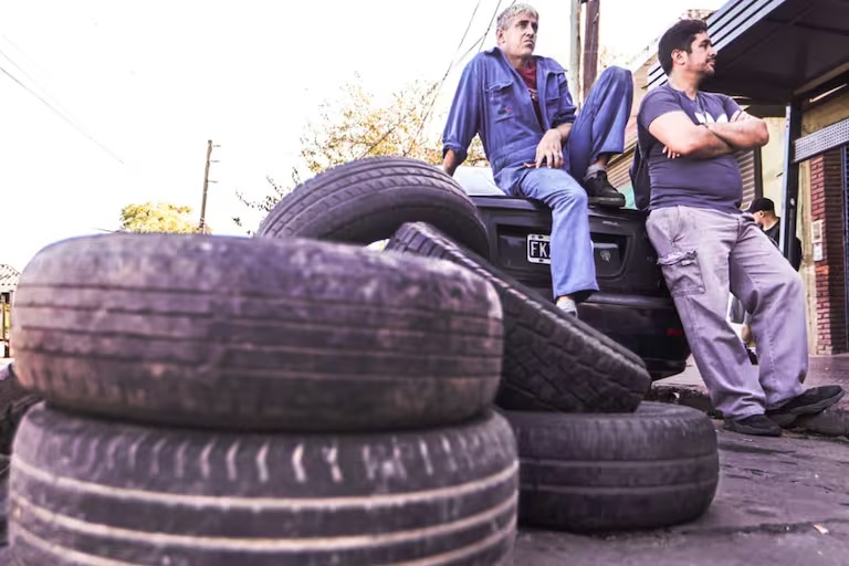 El anuncio del despido de más de 900 trabajadores provocó protestas en la planta de Fate, en la provincia de Buenos Aires. (Foto: La Nación)