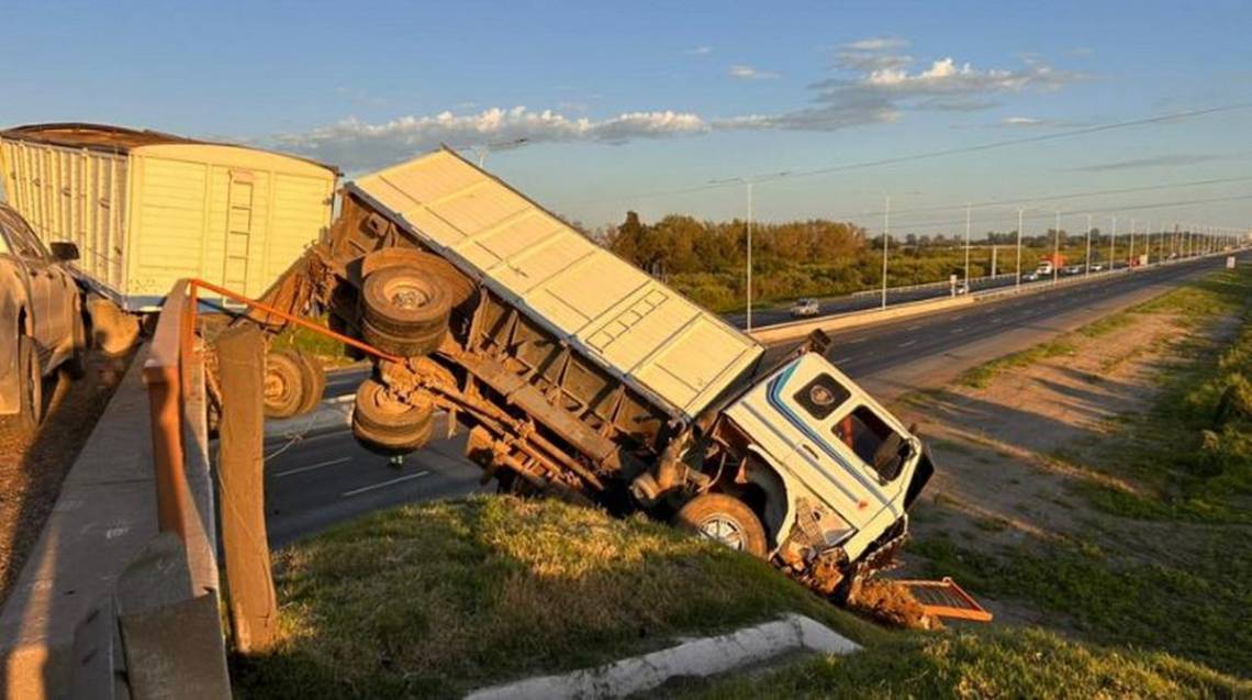 Un camión quedó colgado de un puente en la Autopista Rosario-Santa Fe.