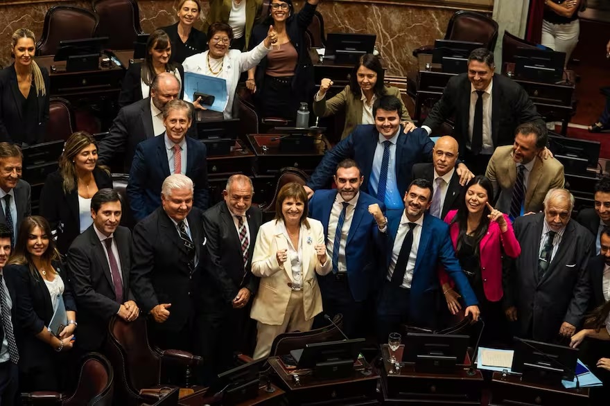El bloque oficialista en el Senado celebró la aprobación de la reforma laboral. (Foto: La Nación)