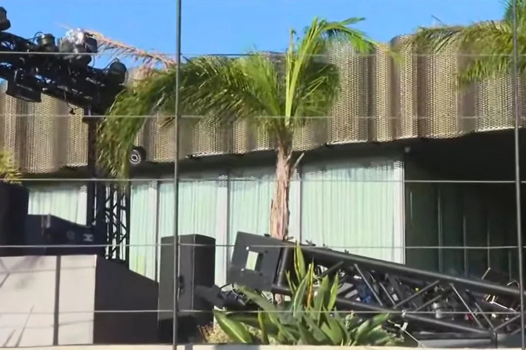 El derrumbe de un escenario provocó 15 heridos y obligó a evacuar a 700 personas en un boliche de Buenos Aires.