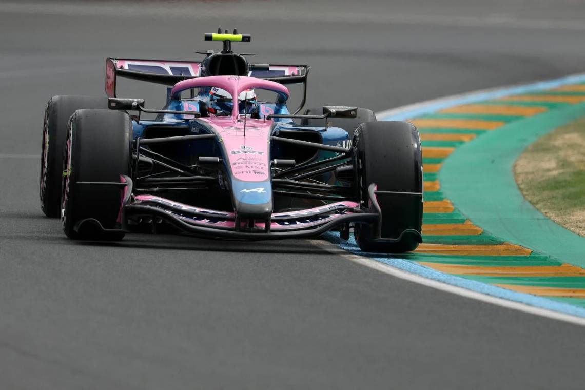 Colapinto quedó 16° en la clasificación de Australia y buscará remontar en la primera carrera del año.