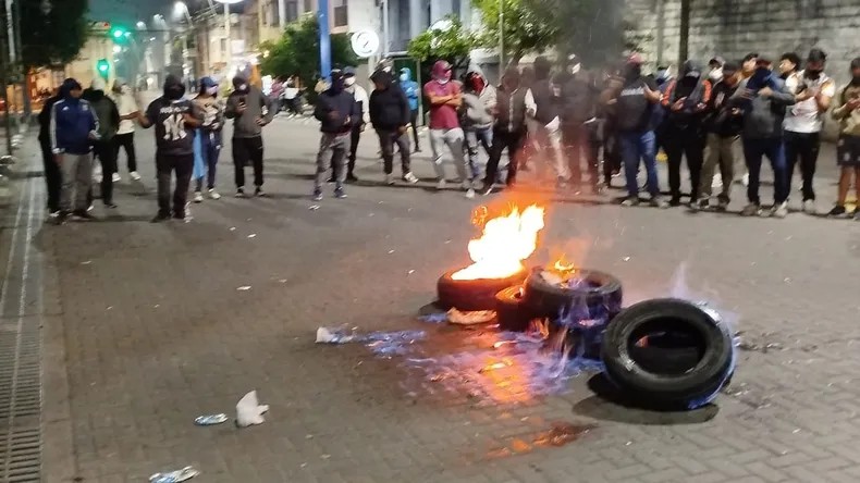 Protesta policial en Jujuy terminó con incidentes frente a la sede del gobierno provincial.