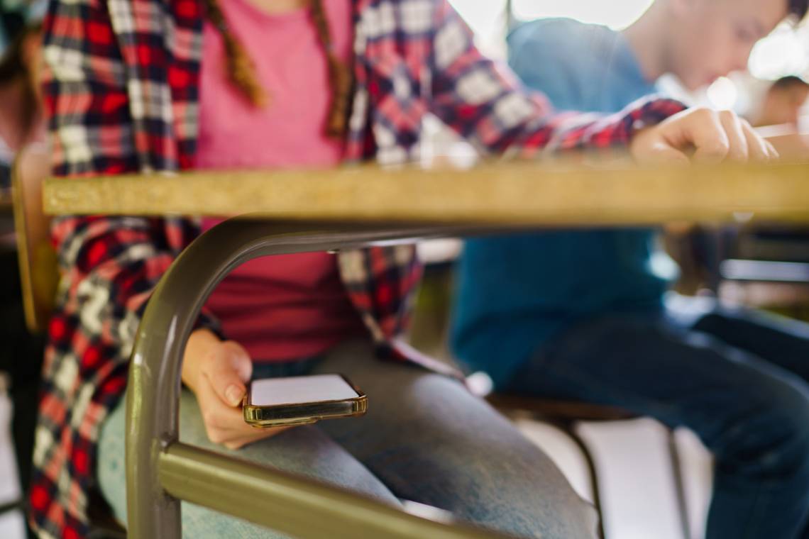 La provincia estableció nuevas pautas para el uso de celulares en las escuelas. (Crédito: StockPlanets)