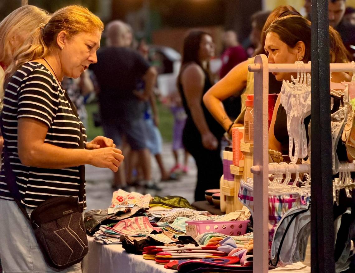 La Feria de Mujeres Emprendedoras se realizó en la Plaza Libertad. (Foto: MST)