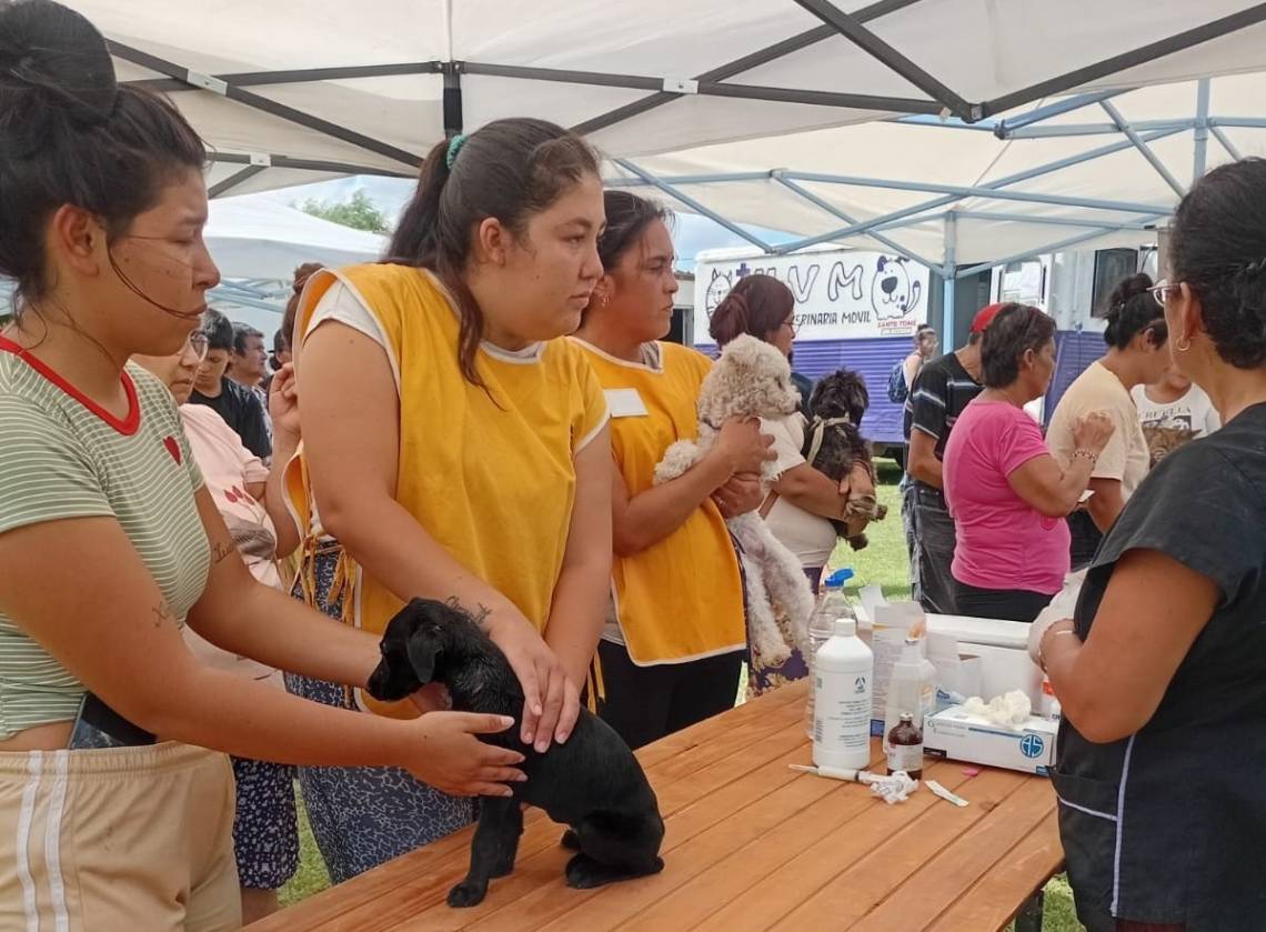 Gran participación en la jornada de atención masiva de Protección Animal en barrio Las Vegas. (Foto: MST)