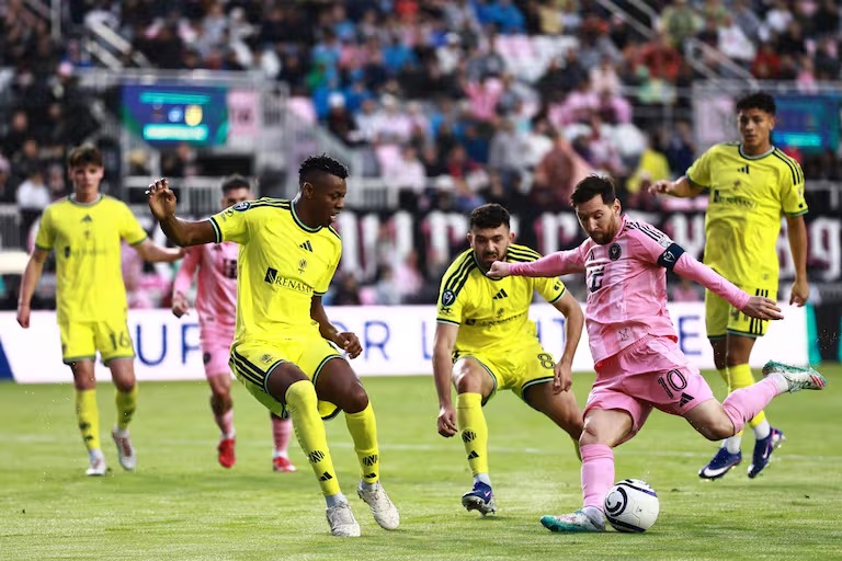 Messi a punto de marcar su gol 900.