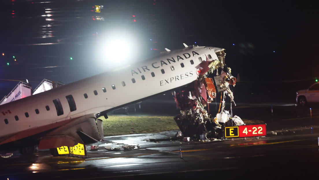 El avión accidentado de Air Canada en la pista 4 del aeropuerto LaGuardia, en Queens, Nueva York. (Crédito: Spencer Platt / Gettyimages.ru)