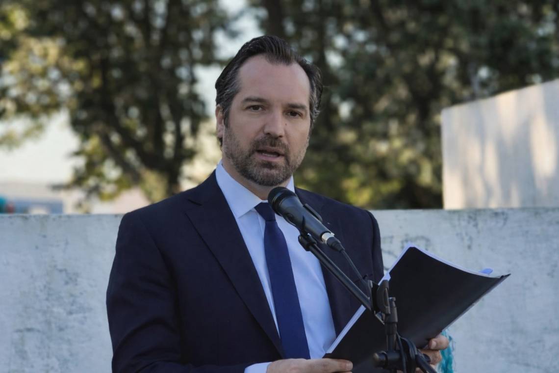El intendente durante su discurso en el acto oficial por el Día de la Memoria en Plaza Libertad. (Foto: MST)